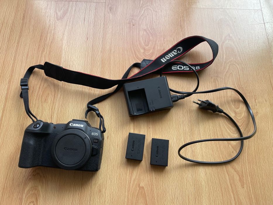 Canon R8 com 2 baterias