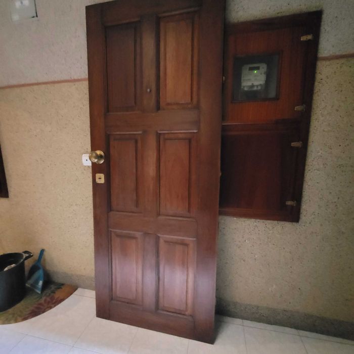 vendo porta de  entrada de apartamento e mesa oval de mogno