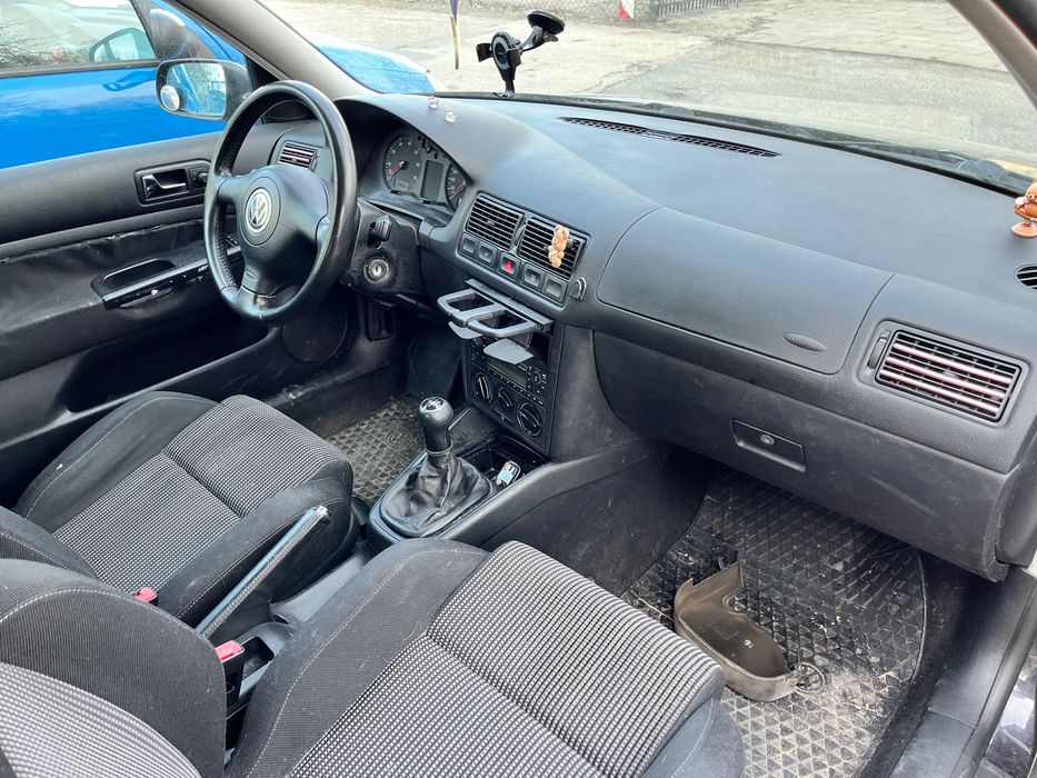 Volkswagen Golf IV (zniszczony silnik - nie jeżdżący)