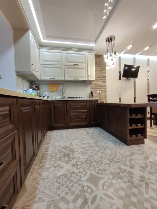 Велика  3-кімнатна квартира з дизайнерським ремонтом