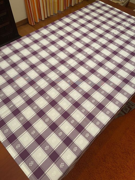 Toalha de mesa quadrada aos quadrados branca e lilás