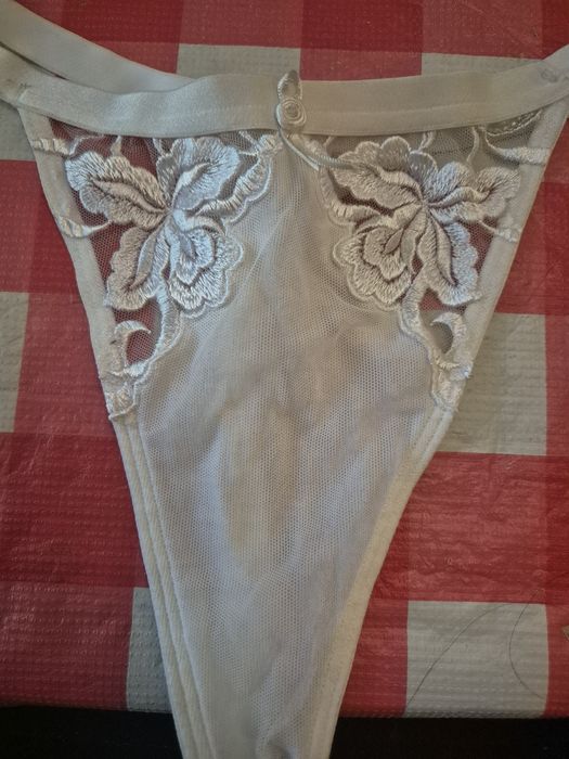 Białe stringi Triumph 40 nowe bez metek