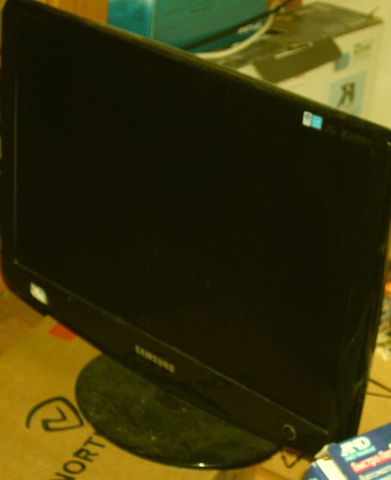 19-дюймовий широкоформатний РК-монітор