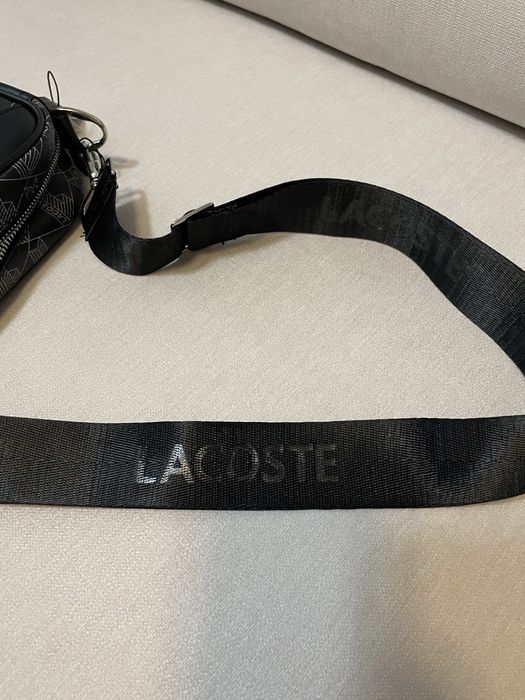 Bolsa tiracolo Lacoste preta com padrão monograma