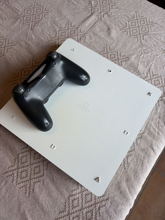 Vendo Playstation 4 branca com um comando preto