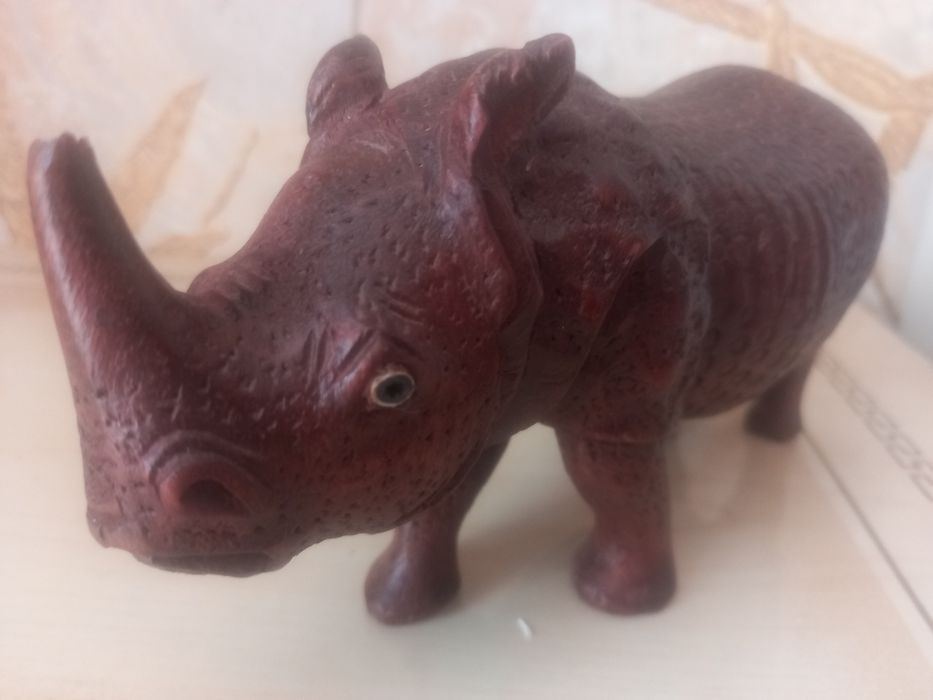 Статуетка носорог.