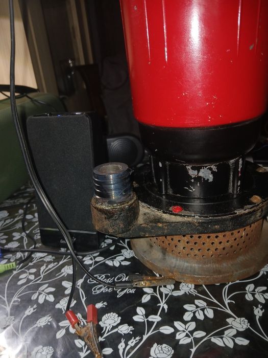 Насос для воды на 12 вольт бытовой.