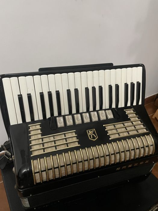 Vendo ou troco Acodeões Hohner Verdi II N e Scandalli