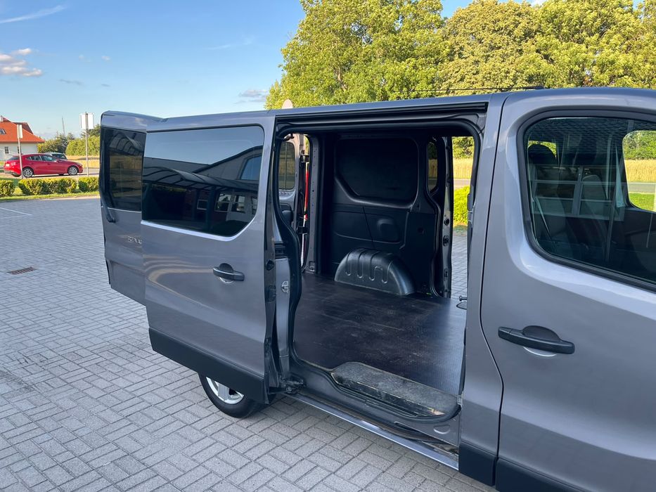 Renault Trafic z roku 2015 rok produkcji .2 drzwi super stan