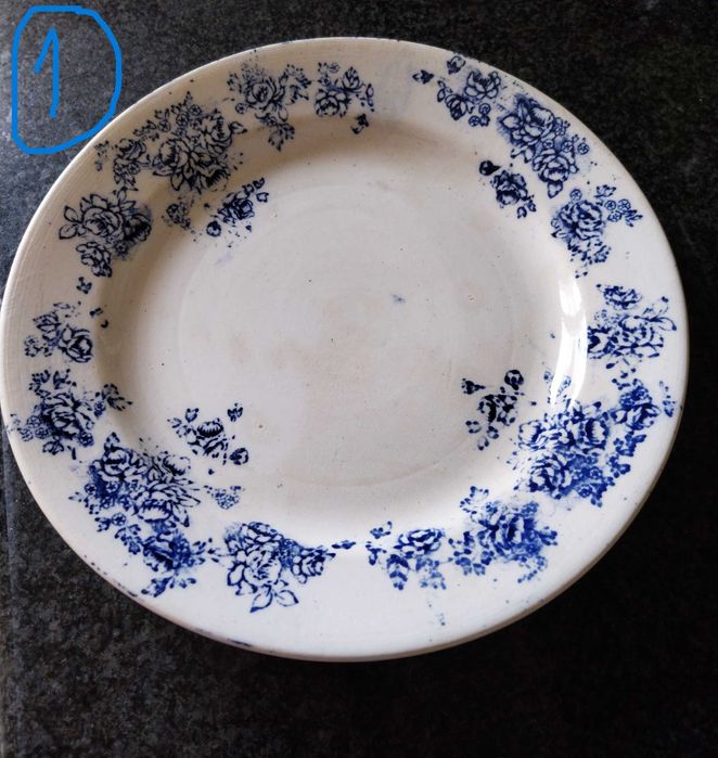 Pratos antigos, vários preços.