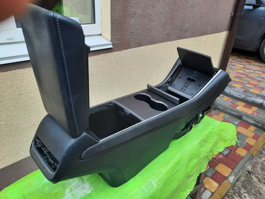 Центральная консоль Tesla Model 3.