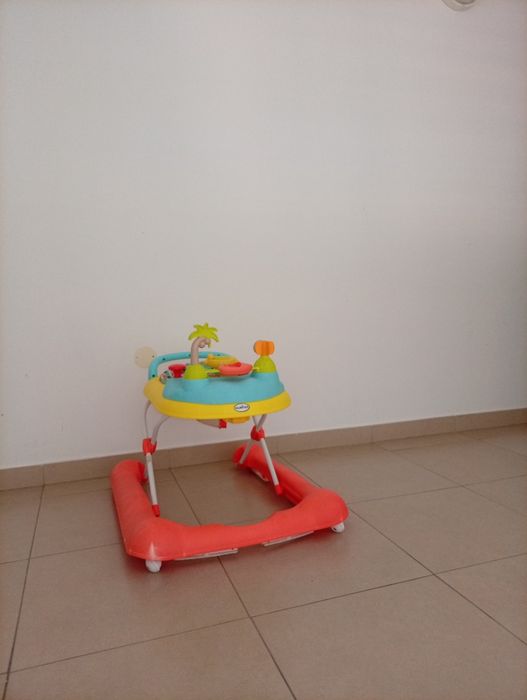 Primeiros passos de bebé com brinquedos interativos