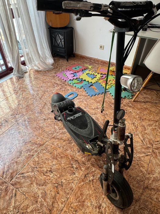 2 trotinete avariada