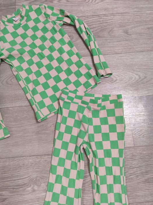 Костюм на дівчинку в ідеальному стані