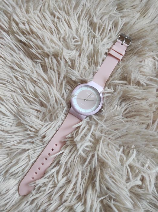 Рожевий годинник на руку