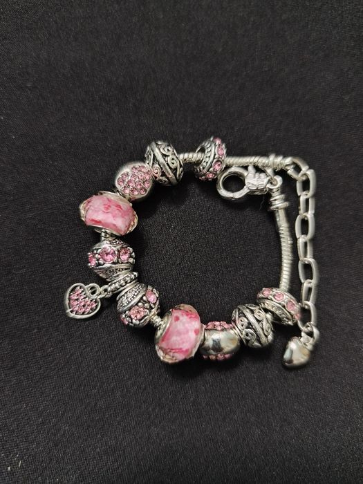Srebrna bransoletka charms – różowe detale, romantyczny styl