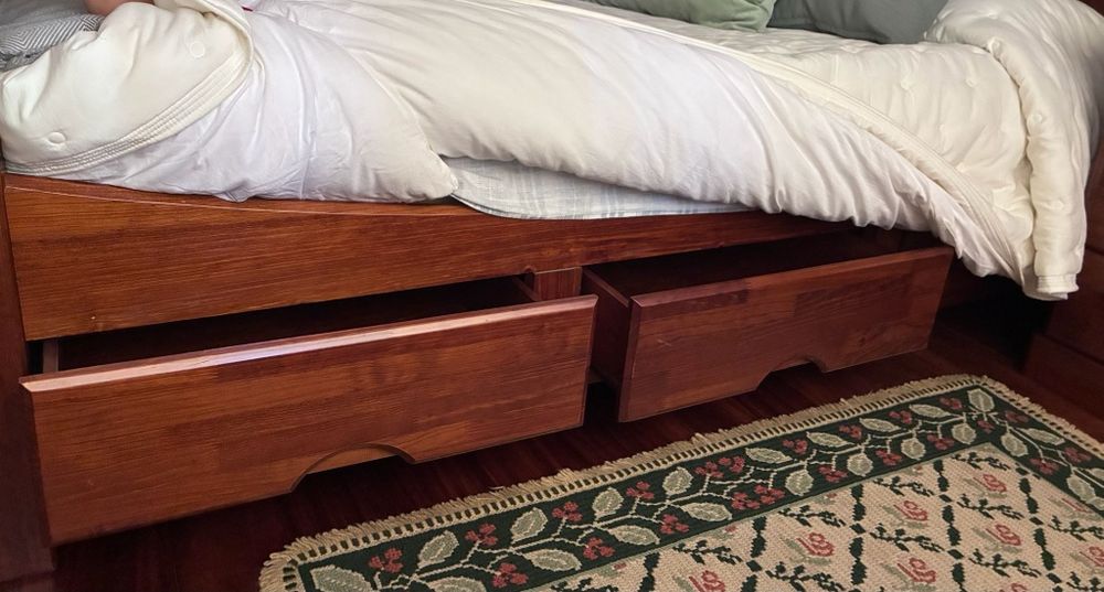 Cama de Casal e Mesas de Cabeceira