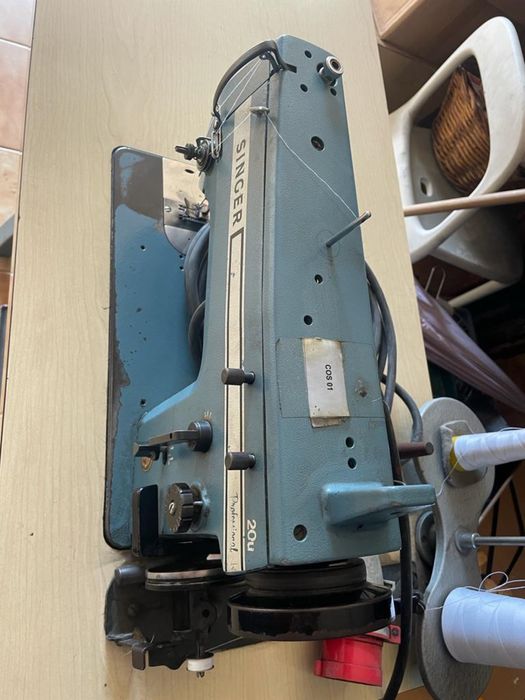 Máquina de costura marca Singer