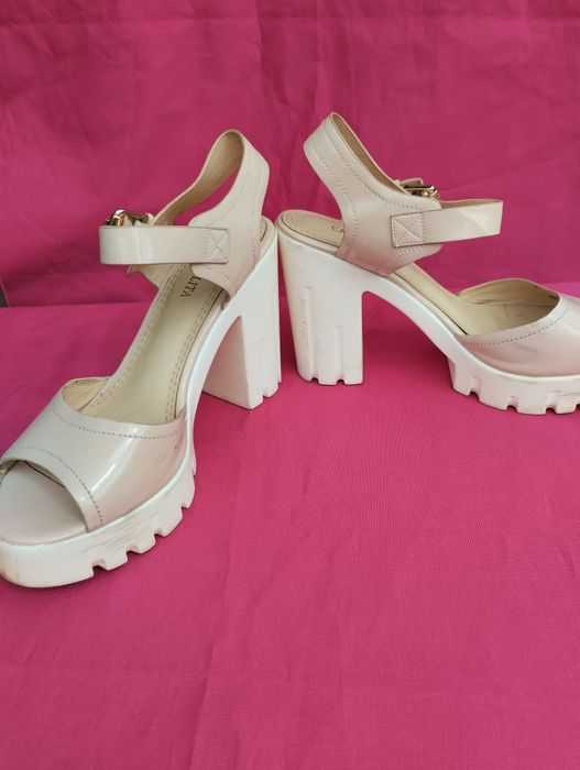 Босоножки женские 38 размер.