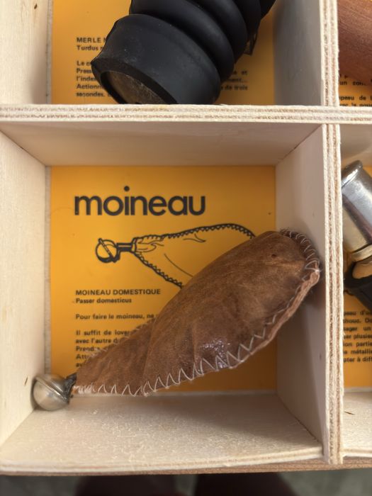 Instrumentos de imitação do som de pássaros.