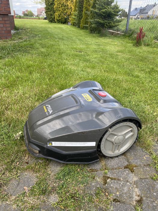 Robot koszący wraz ze stacją ładujacą