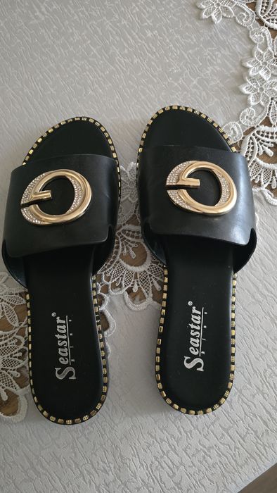 Sprzedam damskie klapki.