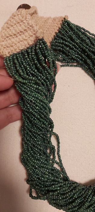 Colar feito à mão de missangas em verde e bege