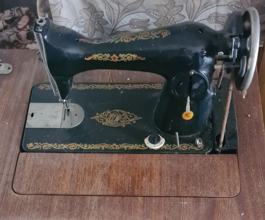 Продам швейну машинку