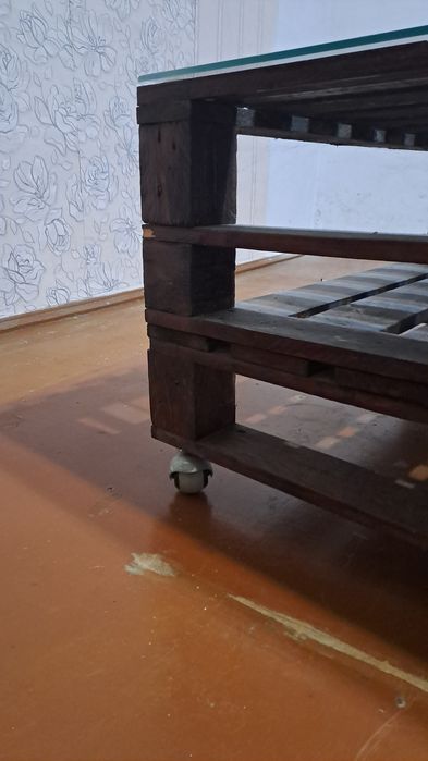 Столик з палет стіклянний