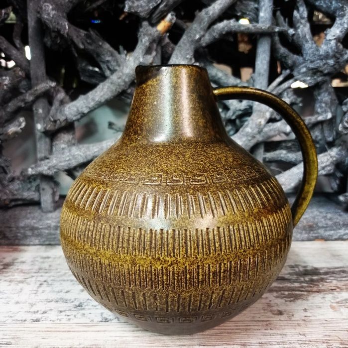 Wazon ceramiczny z sygnaturą.