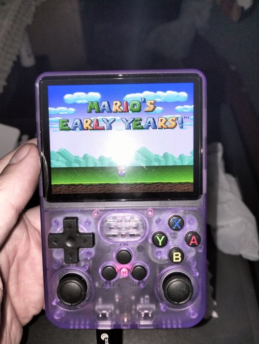 Consola retro portátil R36S  de 64gb é da cor roxa
