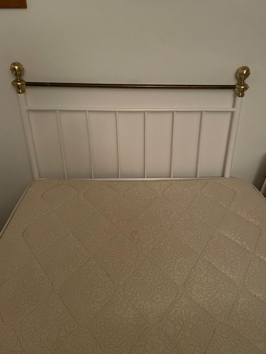 2 Camas de ferro brancas