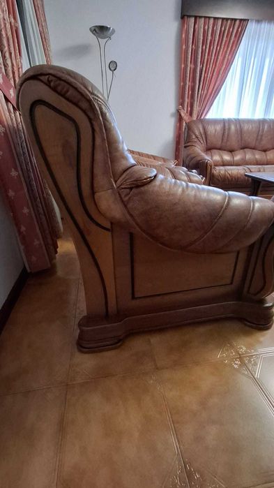 Sofas de couro e madeira maciça