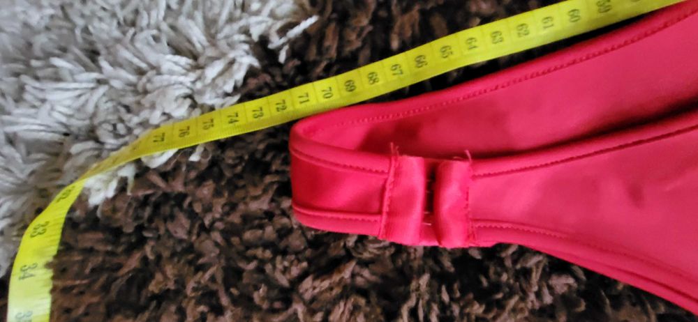 Body czerwone na jedno ramię