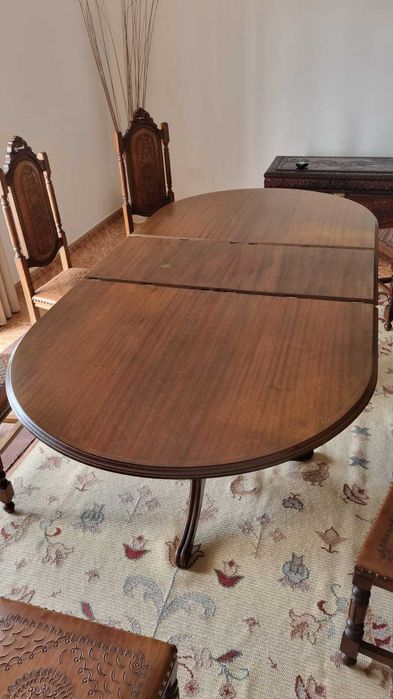 Conjunto Mesa e 8 Cadeiras em Madeira Vintage
