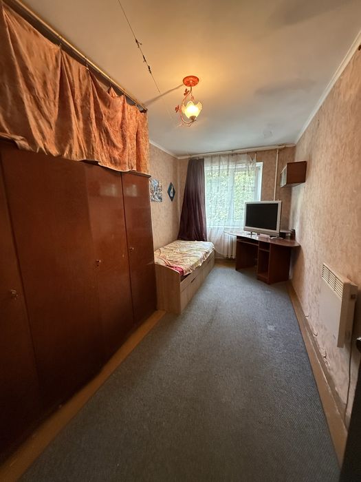 Продам 3 кімнатну квартиру в центрі міста .