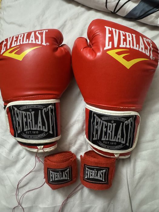 красные боксёрские перчатки и бинты бренда Everlast