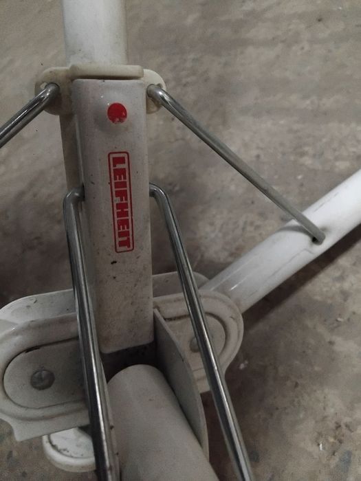 Підлогова пересувна вішалка