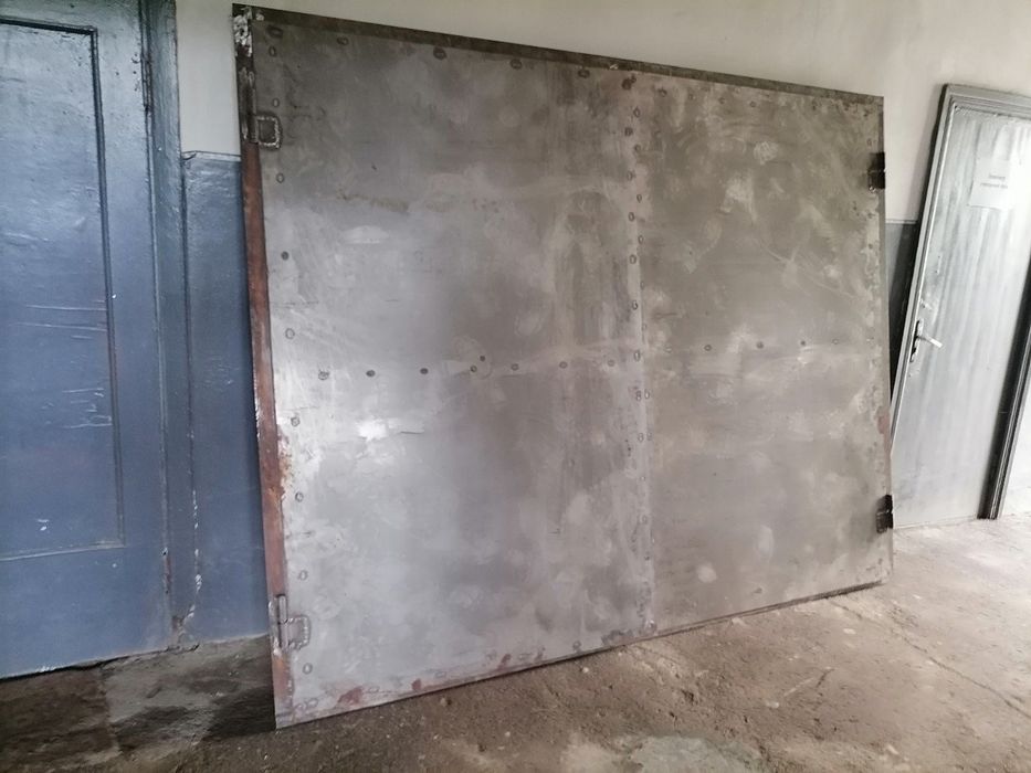 Гаражні двері металеві