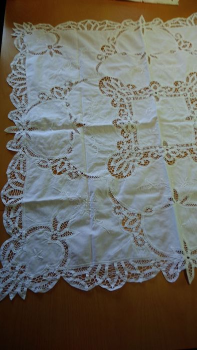 Toalhas  arrendadas  e bordadas.