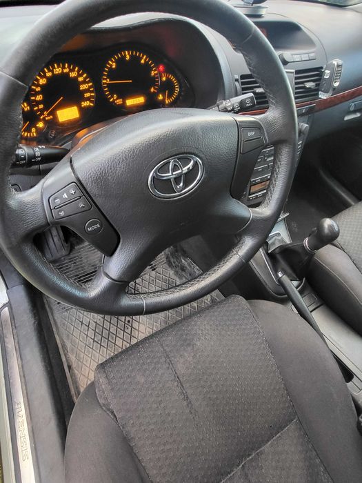 Sprzedam toyota avensis