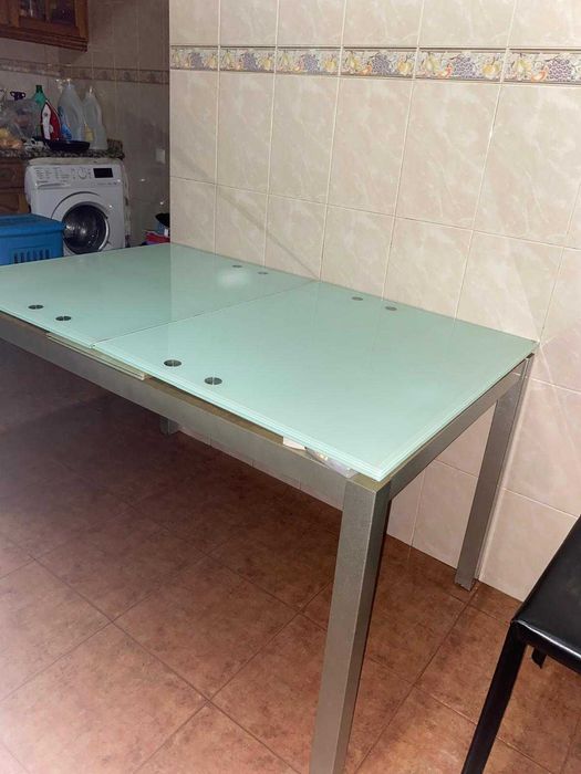 Mesa de cozinha com cadeiras