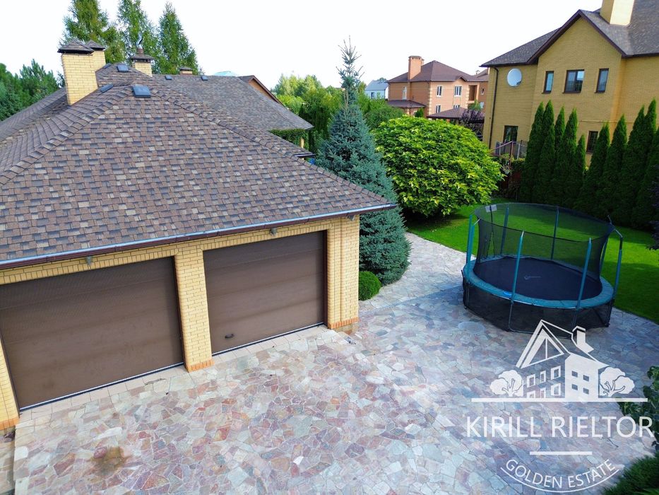 В городке "Золотые Ключи" продается дом с баней и бассейном