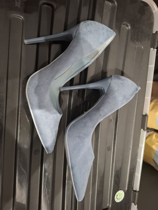 Zamszowe błękitne/szare szpilki firmy DeeZee w dobrym stanie rozm.37