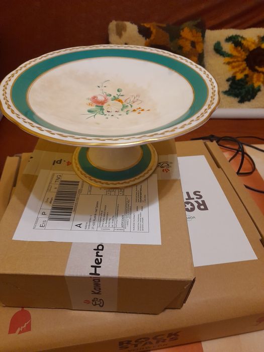 Ceramiczna patera ładna stojąca na nóżce