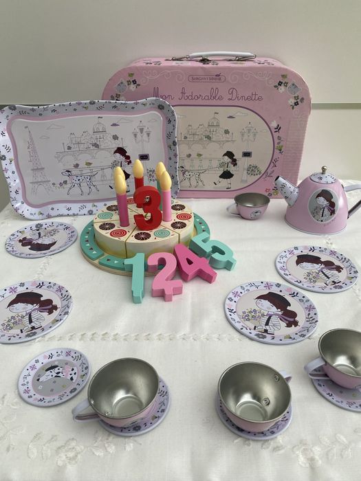 Conjunto de cha e bolo de aniversario