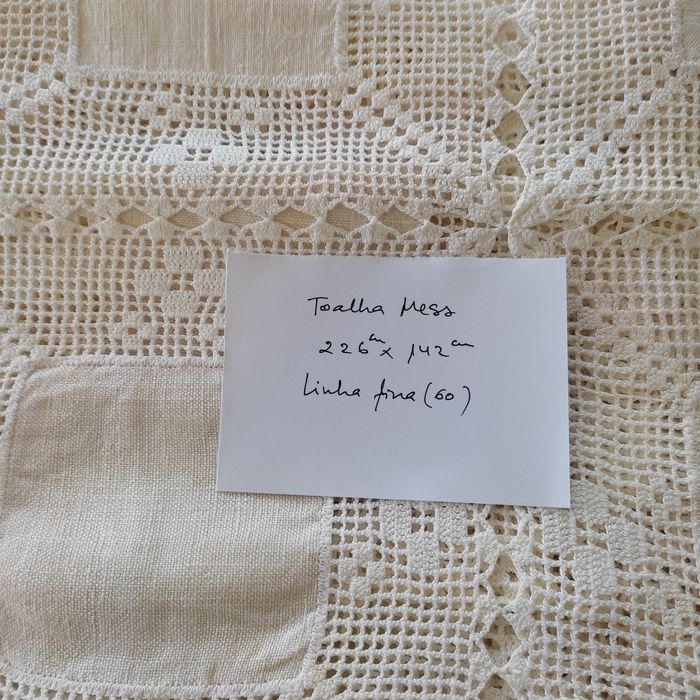 Toalha de mesa em linho e crochê