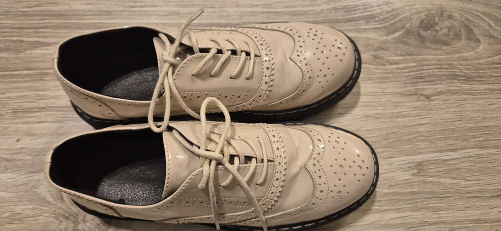 Eleganckie półbuty buty kremowe DeeZee rozmiar 37