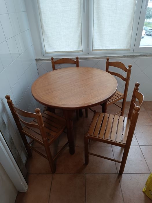 Mesa redonda com 4 cadeiras de madeira