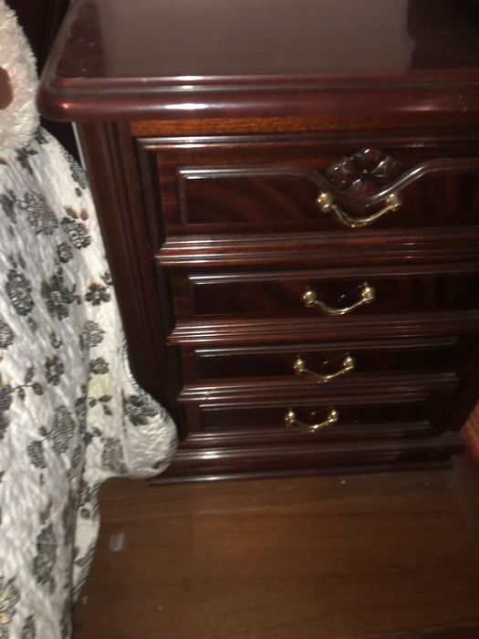 Mobília de quarto em cerejeira e em bom estado de uso